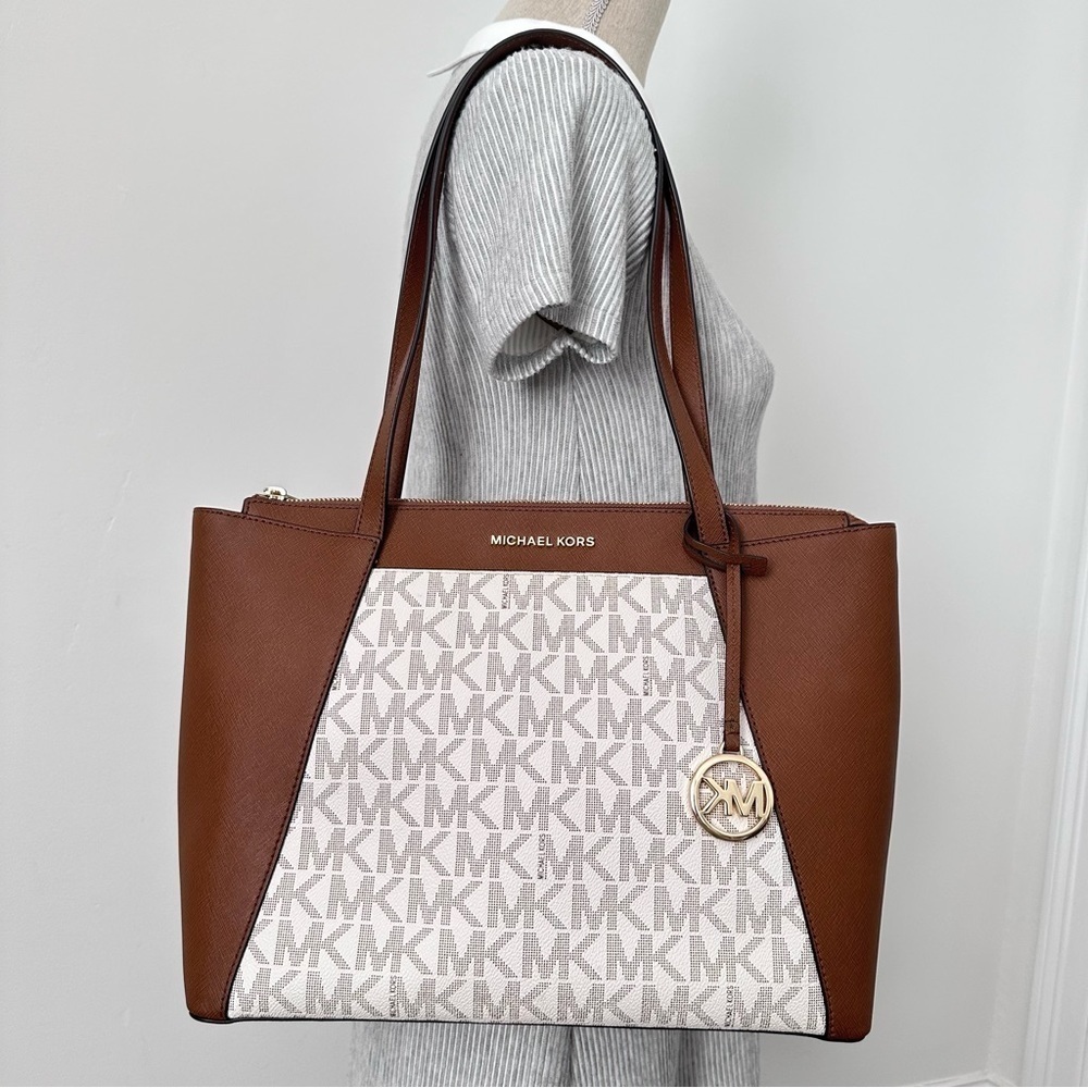 New Michael Kors Maddie Signature Tote  Carryall Bag in Vanilla - Picture 3 of 16